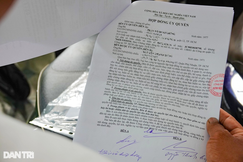 Theo anh Hiếu, việc yêu cầu chủ cũ của phương tiện phải có mặt để làm thủ tục thu hồi biển số xe đã cấp là mâu thuẫn với những nội dung trong hợp đồng ủy quyền đã được công chứng trước đó (Ảnh: Nguyễn Vy).