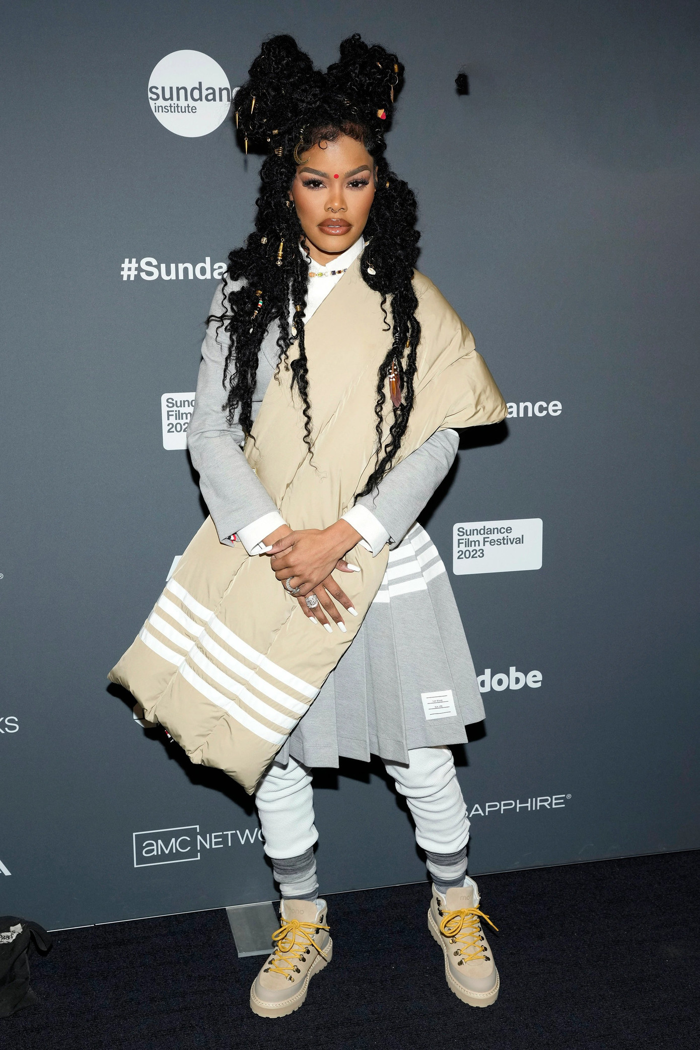 Teyana Taylor là một trong những cô gái mặc ấn tượng nhất tại LHP Sundance. Trong buổi ra mắt A Thousand and One, nữ diễn viên phối trang phục thể thao cùng chân váy xếp ly. Cách làm tóc và trang điểm tôn vinh văn hóa bản địa giúp cô nhận được nhiều lời khen.