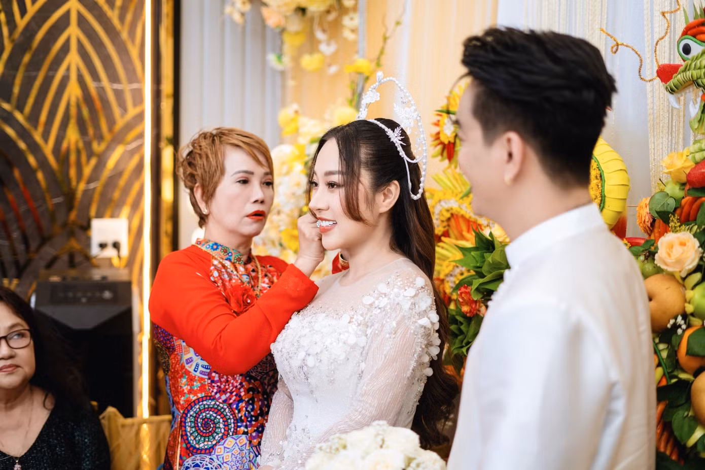 Khoảnh khắc mẹ chồng đeo trang sức cho con dâu. Tuyết Nhung nhận được quà cưới là hoa tai, dây chuyền, nhẫn kim cương, tiền mặt 10.000 USD, ba cây vàng 9999 từ mẹ chồng. Khoảnh khắc mẹ chồng đeo trang sức cho con dâu. Tuyết Nhung nhận được quà cưới là hoa tai, dây chuyền, nhẫn kim cương, tiền mặt 10.000 USD, ba cây vàng 9999 từ mẹ chồng.