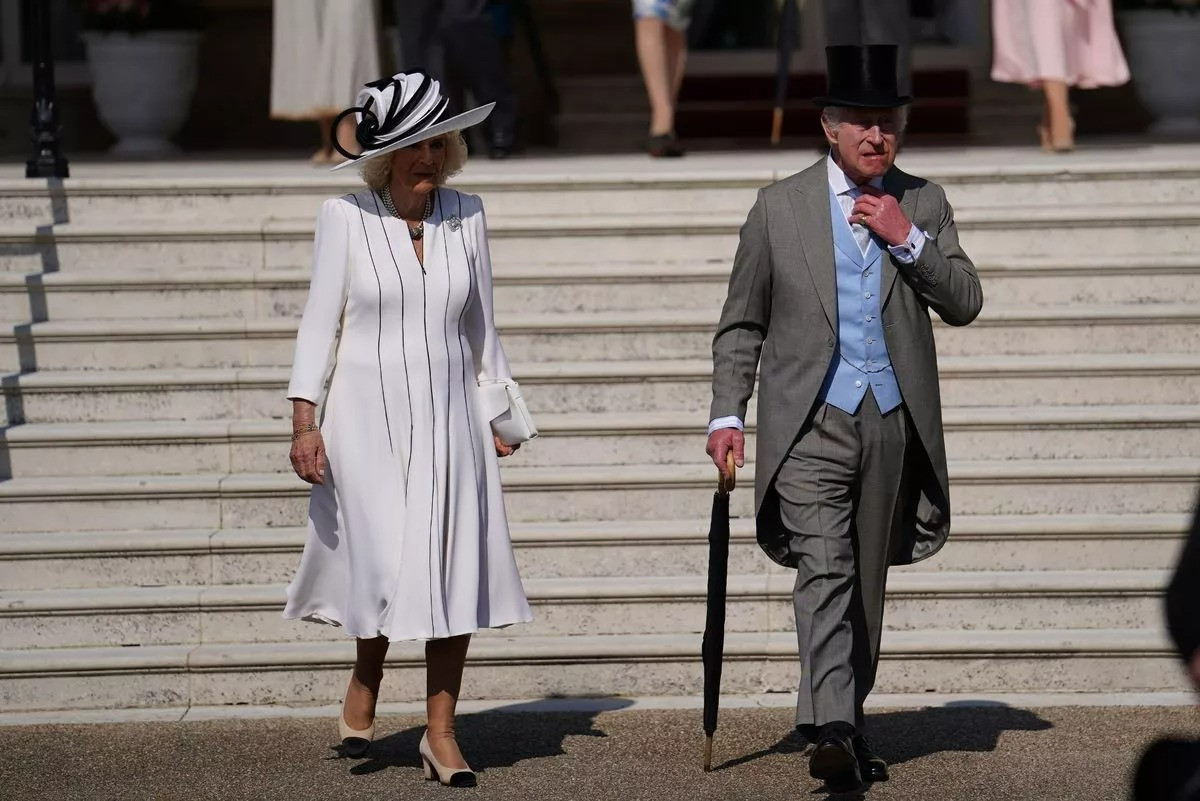 Vua Charles và Hoàng hậu Camilla ở bữa tiệc vườn tại Cung điện Buckingham, cách sự kiện của Harry khoảng 3 km. Vua Charles và Hoàng hậu Camilla ở bữa tiệc vườn tại Cung điện Buckingham, cách sự kiện của Harry khoảng 3 km.
