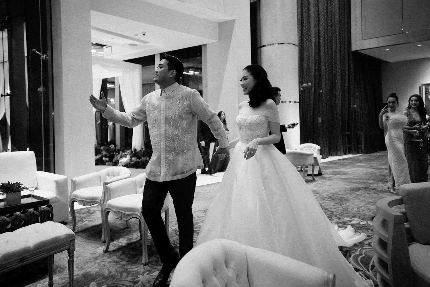 Ngoài những bức ảnh trong ngày trọng đại, Linh Rin còn đăng loạt ảnh hậu trường tiệc cưới. Khoảnh khắc chú rể nắm tay cô dâu. Hôn lễ của Linh Rin - Phillip Nguyễn ở Manila, Philippines có hơn 500 khách mời đến dự.