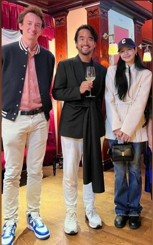 Lisa và bạn trai xuất hiện bên nhau ngày càng nhiều. Lisa và bạn trai xuất hiện bên nhau ngày càng nhiều.