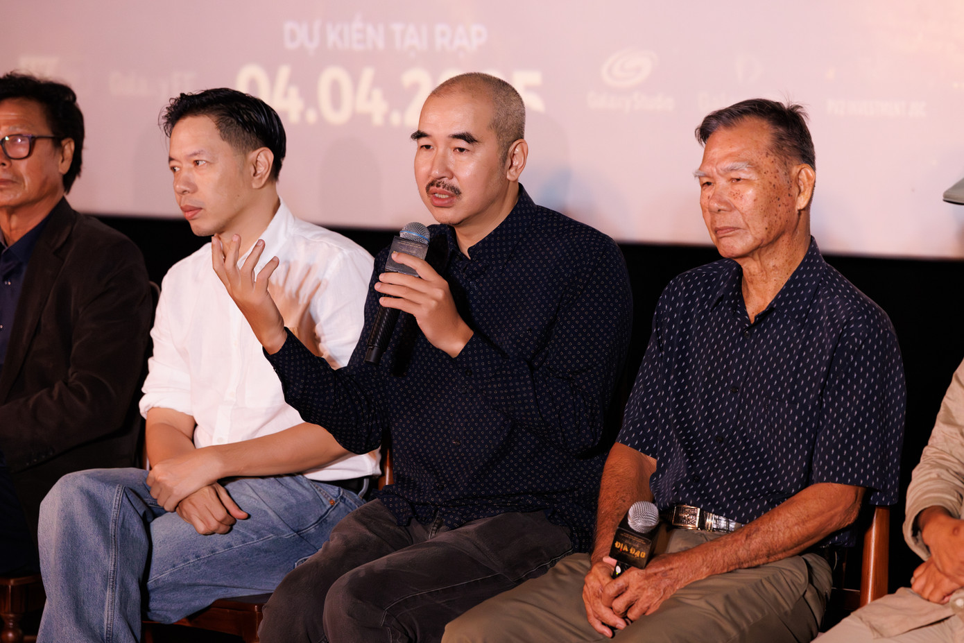 Đạo diễn Bùi Thạc Chuyên (áo đen) chia sẻ anh ấp ủ dự án Địa đạo suốt 10 năm. Đạo diễn Bùi Thạc Chuyên (áo đen) chia sẻ anh ấp ủ dự án Địa đạo suốt 10 năm.