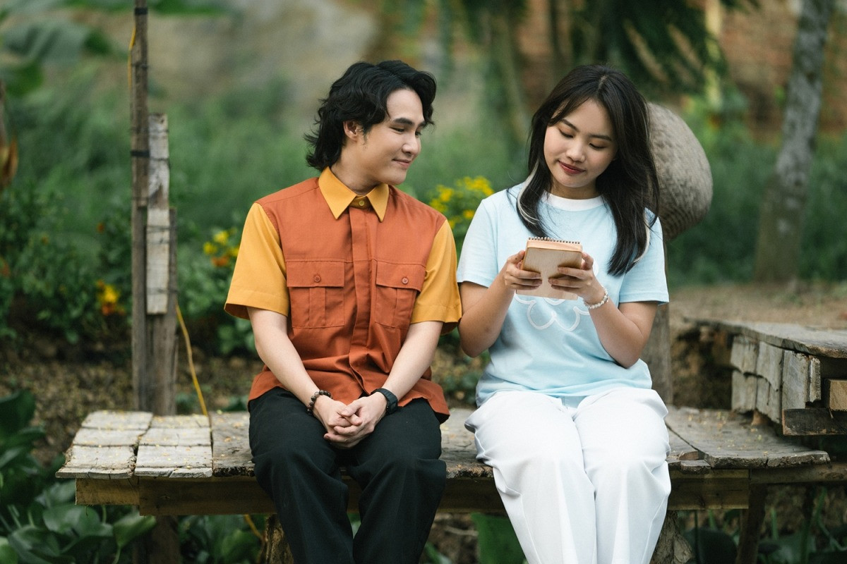 Huỳnh Lập và Phương Mỹ Chi trong Nhà gia tiên. Huỳnh Lập và Phương Mỹ Chi trong Nhà gia tiên.