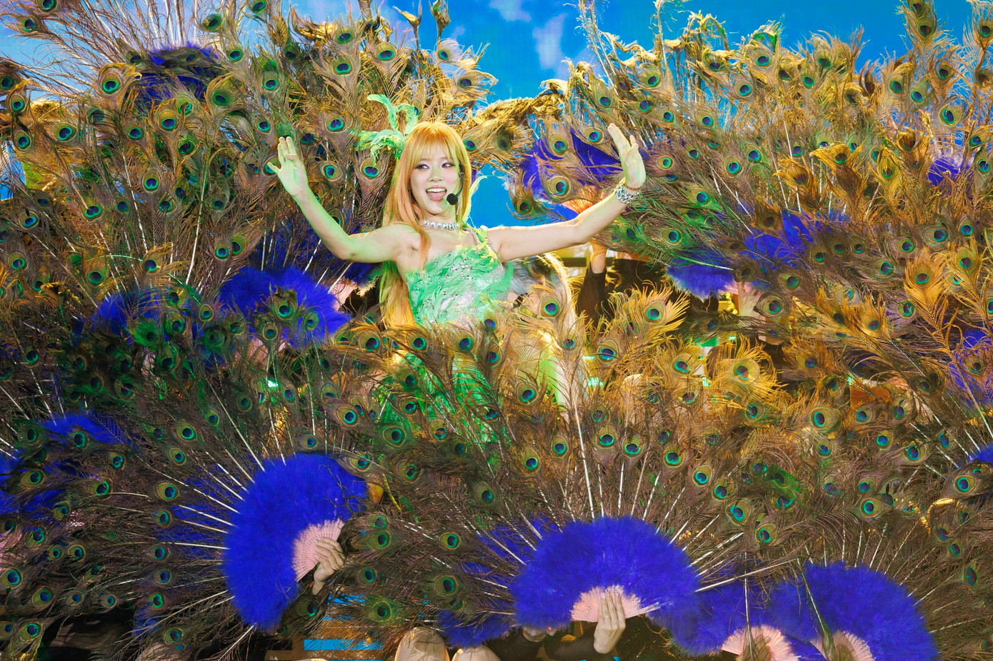 Các màn trình diễn được chia làm 4 chương, từng nhóm nghệ sĩ biểu diễn các ca khúc trong chương trình. Nhiều màn kết hợp đặc sắc giữa các nghệ sĩ hai mùa chị đẹp, phải kể đến dàn sao cùng sinh năm 1989 diễn bài &quot;Hot&quot;: Tóc Tiên - Trang Pháp - Ái Phương - Bùi Lan Hương - Giang Hồng Ngọc - Huyền Baby - Diệp Lâm Anh.