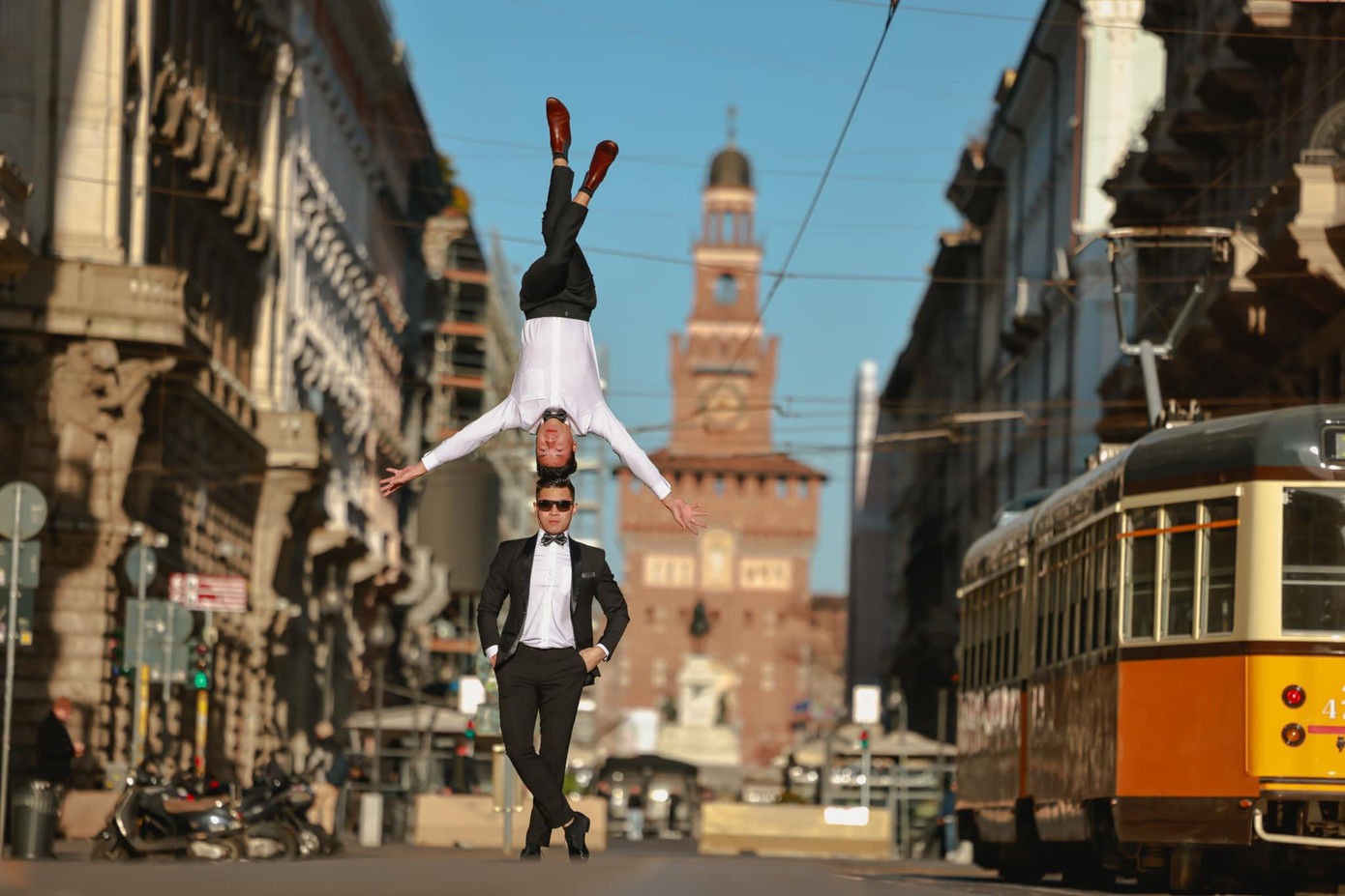 Ngày 6/2, Quốc Nghiệp đăng lên trang cá nhân loạt ảnh kỷ niệm tại Italy sau khi hoàn thành kỷ lục Guinness lần thứ 3. "Những khoảnh khắc có một không hai. Sứ mệnh của hai anh em là mang hình ảnh, văn hóa và nghệ thuật xiếc Việt Nam đến với bạn bè quốc tế. Đây là điều anh em chúng tôi thực hiện suốt nhiều năm qua", Quốc Nghiệp viết trên trang cá nhân. Ảnh: Hải An.