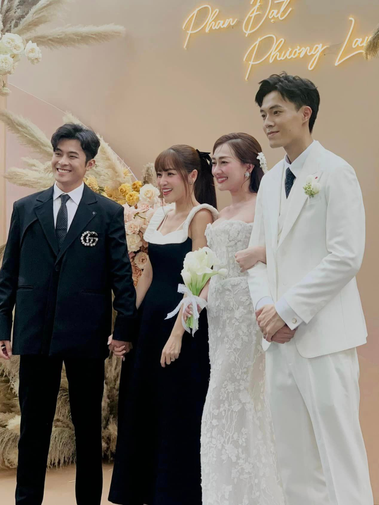 Đông đảo sao Việt đến chúc phúc cho cặp đôi. Puka - Gin Tuấn Kiệt nắm chặt tay nhau tại lễ cưới của đồng nghiệp. Các khách mời dự hôn lễ diện trang phục có tông màu đen, trắng theo mong muốn của cô dâu, chú rể. Phương Lan chọn đầm cưới trắng cúp ngực. Trong khi đó, chú rể diện vest lịch lãm.