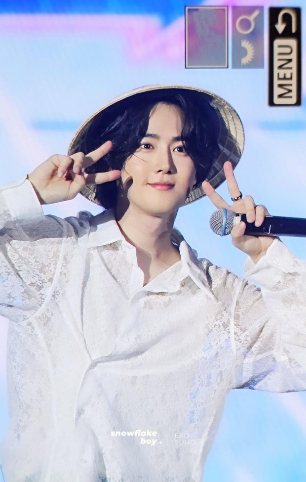 Idol sinh năm 1991 làm nhiều người hâm mộ thích thú khi đăng ảnh đội nón lá do fan tặng. Một số khán giả muốn học theo trưởng nhóm EXO, phối áo sơ mi với nón lá để tạo trend mới. Idol sinh năm 1991 làm nhiều người hâm mộ thích thú khi đăng ảnh đội nón lá do fan tặng. Một số khán giả muốn học theo trưởng nhóm EXO, phối áo sơ mi với nón lá để tạo trend mới.