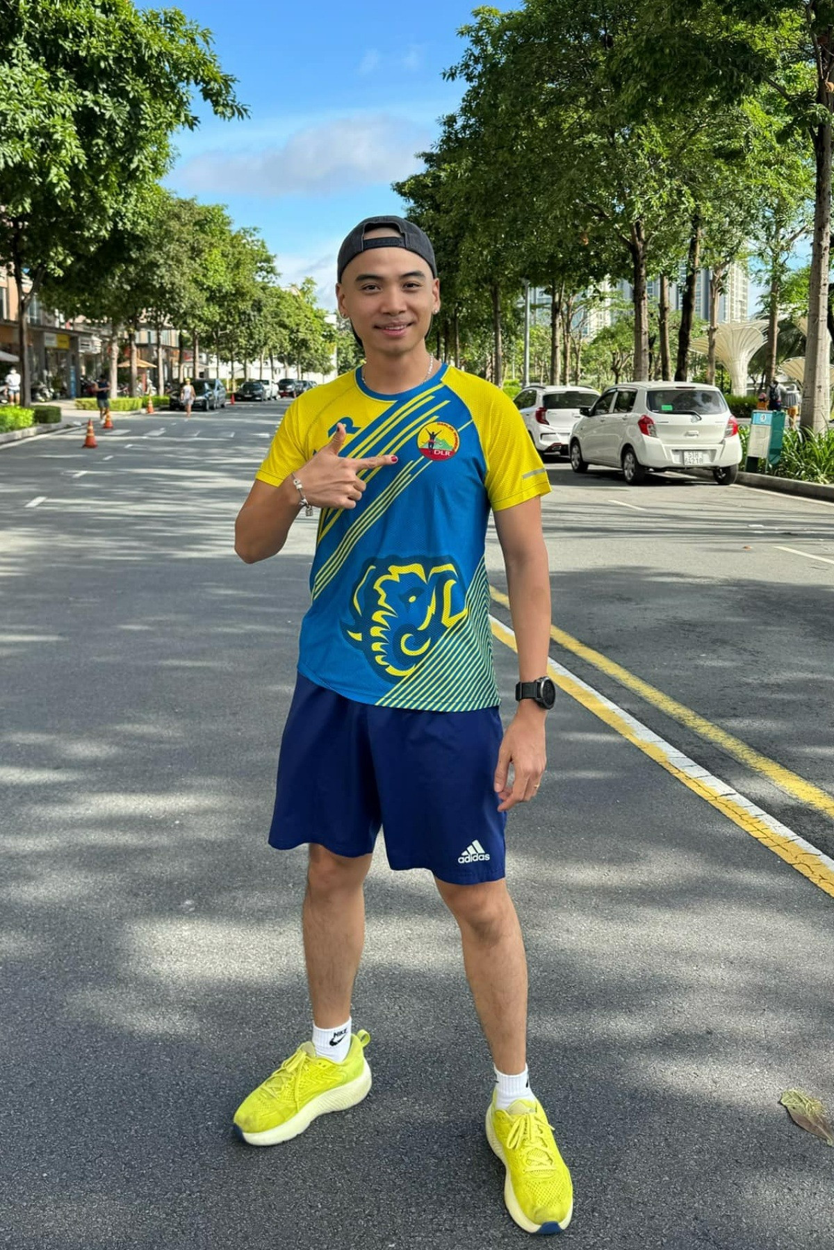 H&apos;Hen Niê chia sẻ Tuấn Khôi từng tự ti vì bạn gái nổi tiếng, có công việc ổn định hơn. H&apos;Hen Niê hiểu tâm lý bạn trai, thường khuyên người yêu không để ý đến những lời tiêu cực.