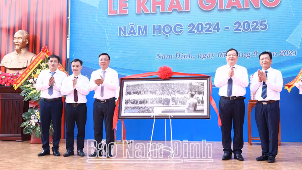 Đồng chí Bí thư Tỉnh uỷ Phạm Gia Túc tặng bức ảnh Bác Hồ về thăm Đảng bộ và nhân dân tỉnh Nam Định cho thầy và trò Trường THPT chuyên Lê Hồng Phong nhân ngày khai giảng năm học mới. Đồng chí Bí thư Tỉnh uỷ Phạm Gia Túc tặng bức ảnh Bác Hồ về thăm Đảng bộ và nhân dân tỉnh Nam Định cho thầy và trò Trường THPT chuyên Lê Hồng Phong nhân ngày khai giảng năm học mới.