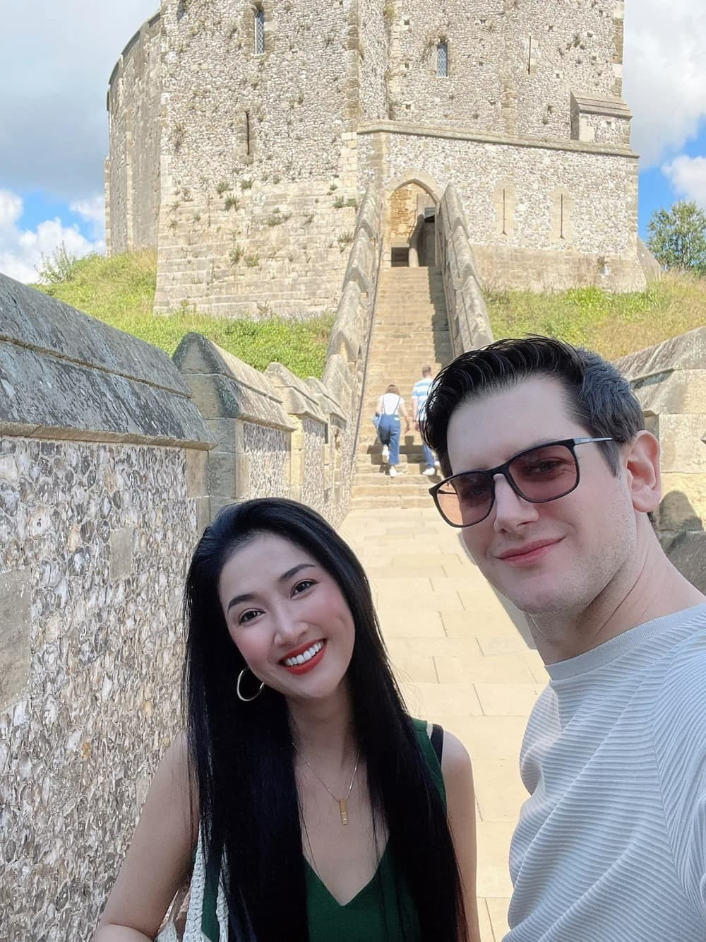 Quỳnh Lam cho biết cô hiếm khi chia sẻ chuyện tình cảm. Nữ diễn viên sợ truyền thông làm ảnh hưởng đến công việc giảng dạy tại trường quốc tế của Alex. "Bạn trai tôi không thích bị soi mói đời tư khi đi dạy. Tôi cũng sợ mọi người nói mình dùng chuyện tình cảm đánh bóng tên tuổi. Tôi chỉ đăng ảnh hai đứa khi tình cảm chín muồi", cô nói. Quỳnh Lam cho biết cô hiếm khi chia sẻ chuyện tình cảm. Nữ diễn viên sợ truyền thông làm ảnh hưởng đến công việc giảng dạy tại trường quốc tế của Alex. "Bạn trai tôi không thích bị soi mói đời tư khi đi dạy. Tôi cũng sợ mọi người nói mình dùng chuyện tình cảm đánh bóng tên tuổi. Tôi chỉ đăng ảnh hai đứa khi tình cảm chín muồi", cô nói.