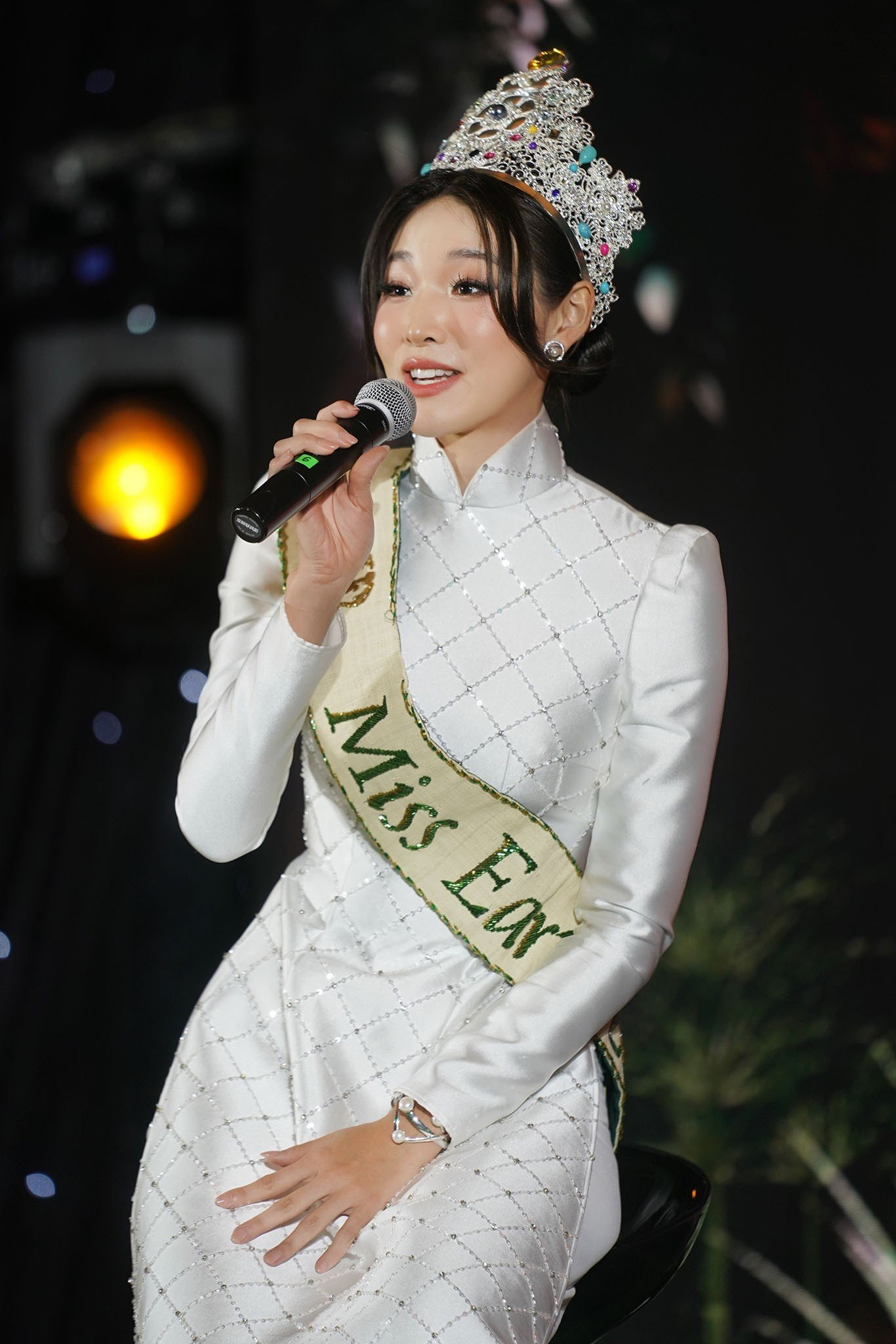 Đương kim Hoa hậu Trái Đất, đại sứ Miss Earth Vietnam 2023 vẫy tay chào trong sự kiện công bố cuộc thi.
