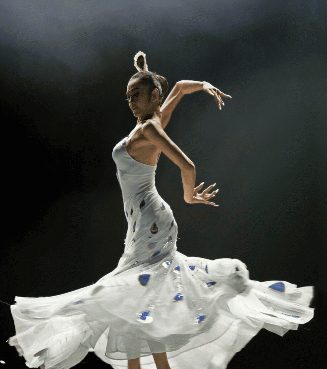 Dương Lệ Bình nổi tiếng với điệu nhảy chim công.