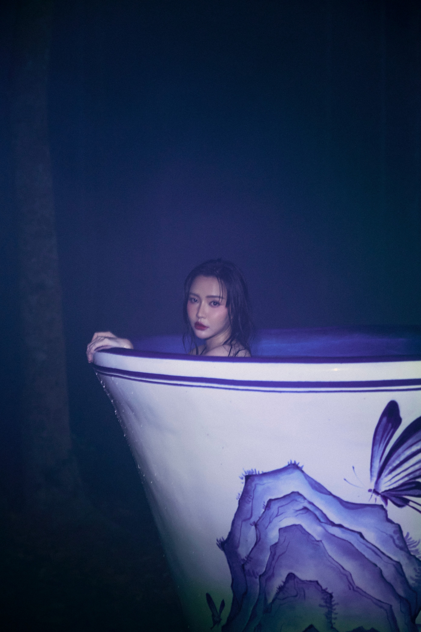 Hình ảnh ma mị của Bích Phương trong Nâng chén tiêu sầu.