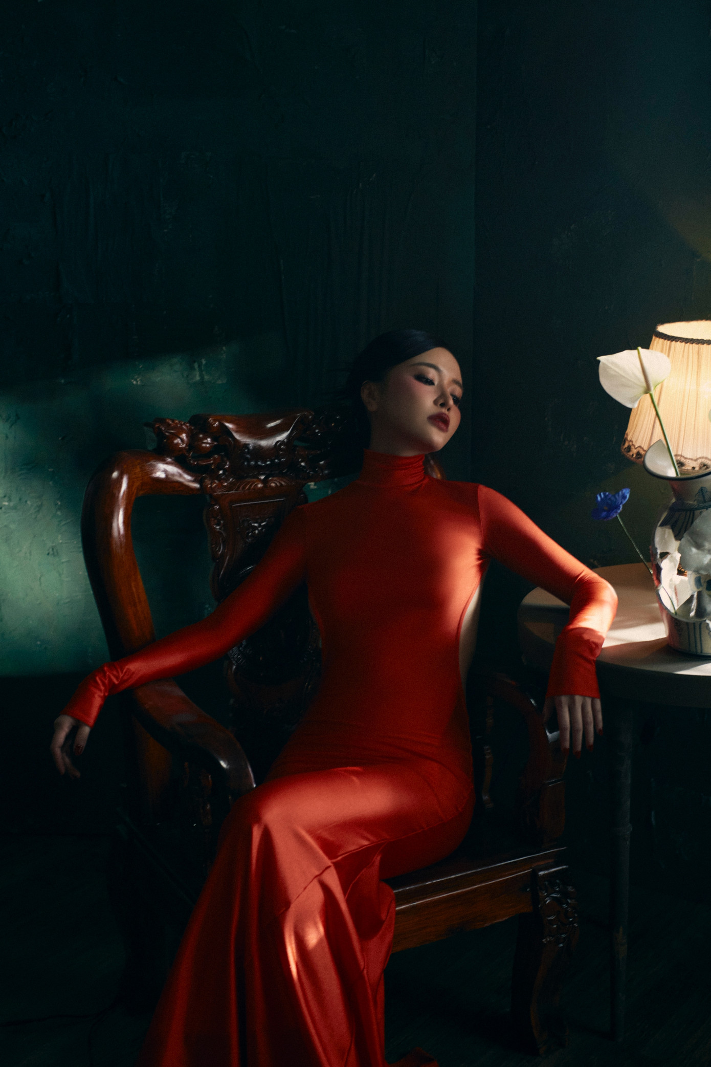 Hình ảnh ma mị của Bích Phương trong Nâng chén tiêu sầu.