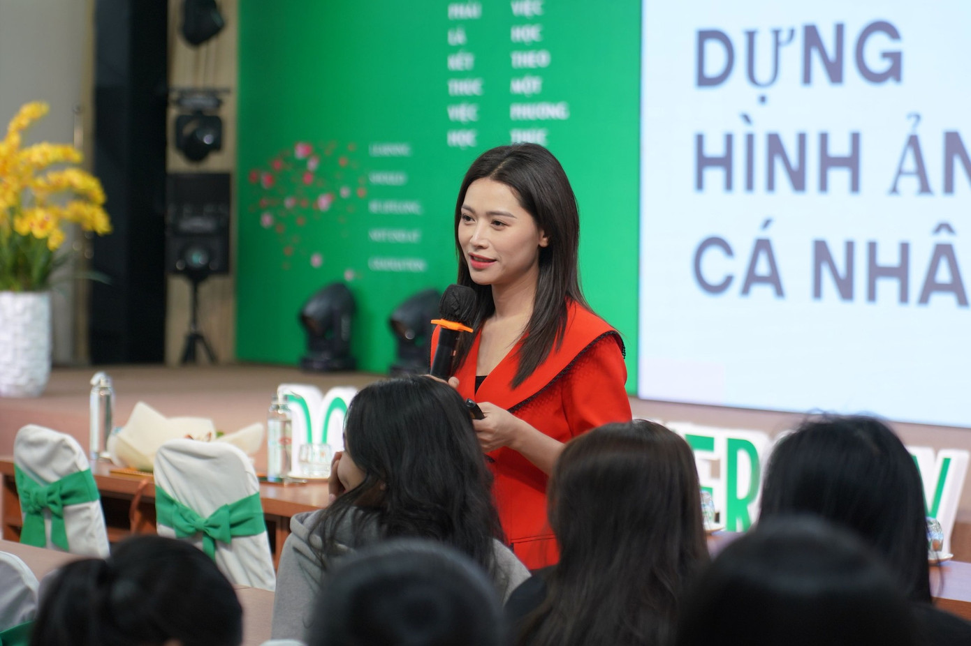 Thạc sĩ Lý luận văn học Thanh Huyền đang là MC, BTV của VTV8. Ngoài công việc tại Trung tâm Truyền hình Việt Nam, nhà báo thường xuyên được mời làm diễn giả, đứng lớp giảng dạy bộ môn liên quan truyền thông, xây dựng thương hiệu cá nhân tại các đại học ở Đà Nẵng. Thạc sĩ Lý luận văn học Thanh Huyền đang là MC, BTV của VTV8. Ngoài công việc tại Trung tâm Truyền hình Việt Nam, nhà báo thường xuyên được mời làm diễn giả, đứng lớp giảng dạy bộ môn liên quan truyền thông, xây dựng thương hiệu cá nhân tại các đại học ở Đà Nẵng.