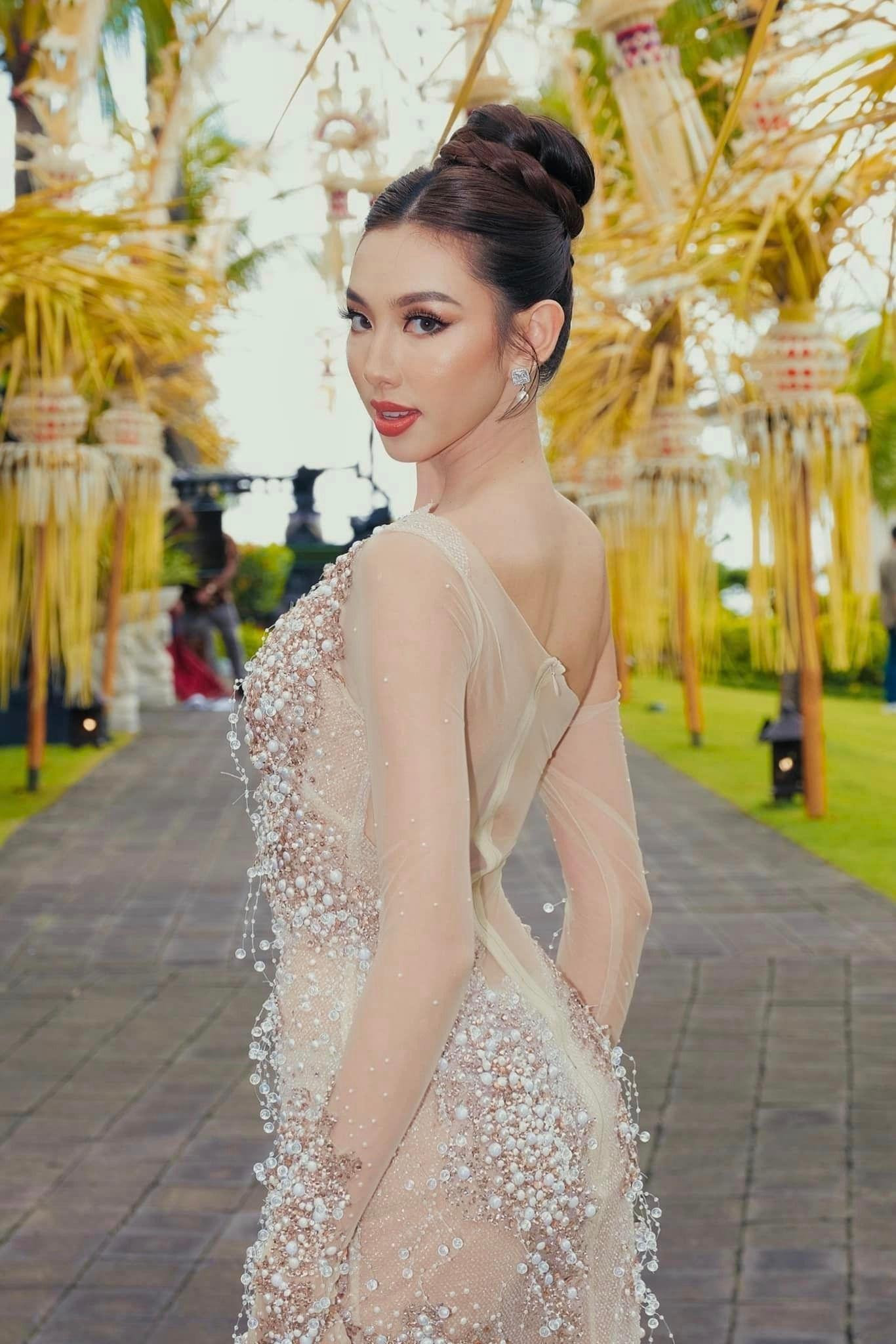 Thùy Tiên chuẩn bị khoảng 25 bộ trang phục để sang Indonesia đồng hành cùng thí sinh Miss Grand International. Trong năm nay, người đẹp có hai lần final walk và trao lại vương miện, một trên sân khấu Hoa hậu Hòa bình Việt Nam và sắp tới là trong đêm chung kết Miss Grand International 2022. Ảnh: FBNV.