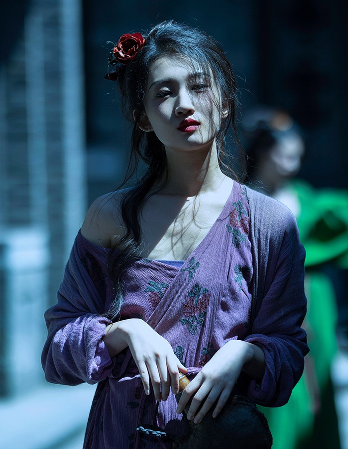 Trương Nghệ Mưu lăng xê ba "Mưu nữ lang" mới trong Mãn giang hồng. Trương Nghệ Mưu lăng xê ba "Mưu nữ lang" mới trong Mãn giang hồng.