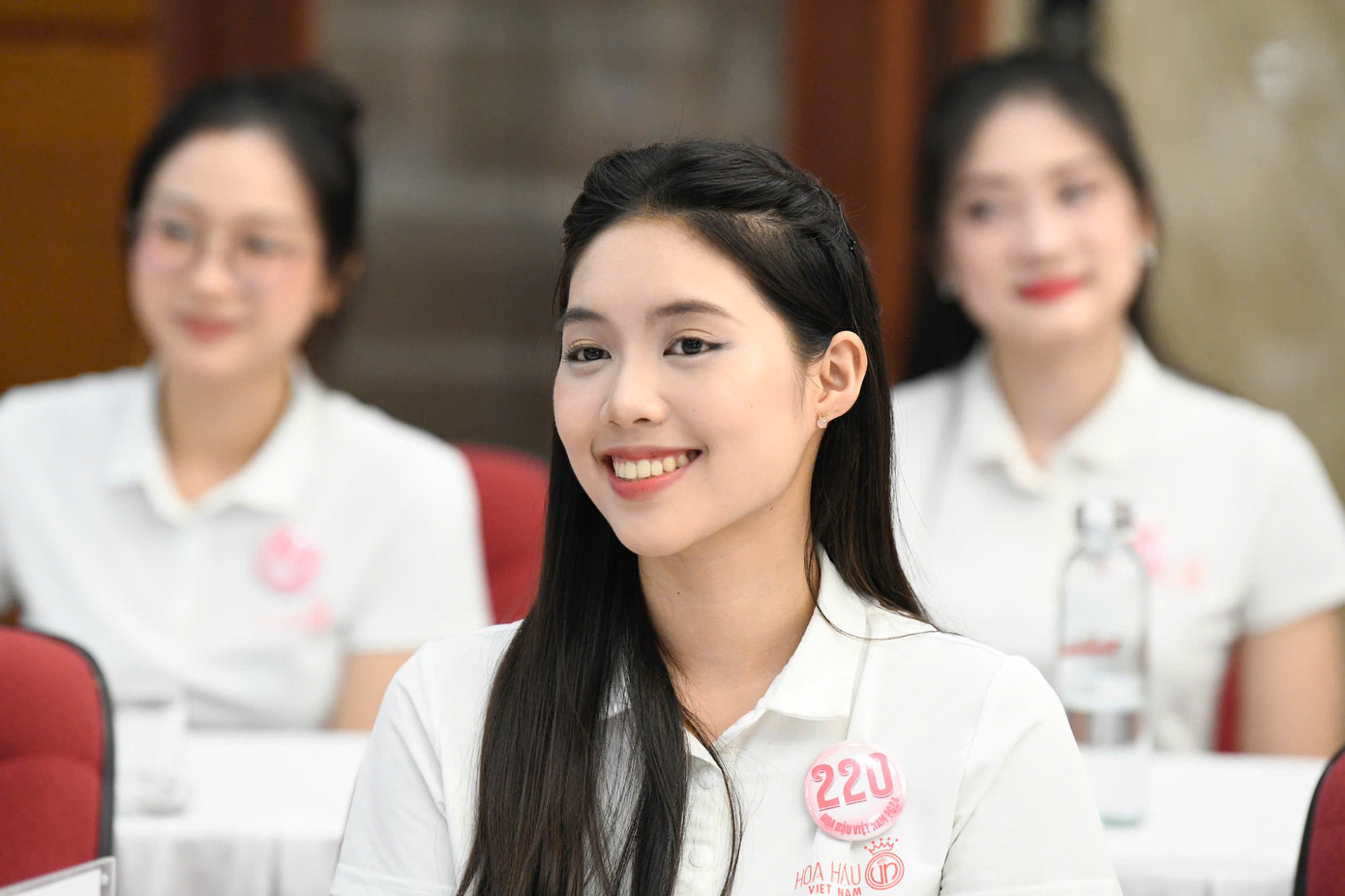 Ngoài việc lắng nghe những chia sẻ của Ban giám khảo Hoa hậu Việt Nam 2024, Ban biên tập báo Tiền Phong, các thí sinh có cơ hội đặt câu hỏi giao lưu. Thí sinh ngày càng dạn dĩ sau hành trình một tháng được rèn phong thái, khả năng ứng xử. Phần lớn thí sinh đặt câu hỏi về chủ đề Rạng rỡ Việt Nam, các hoạt động thiện nguyện đồng hành cùng cuộc thi...