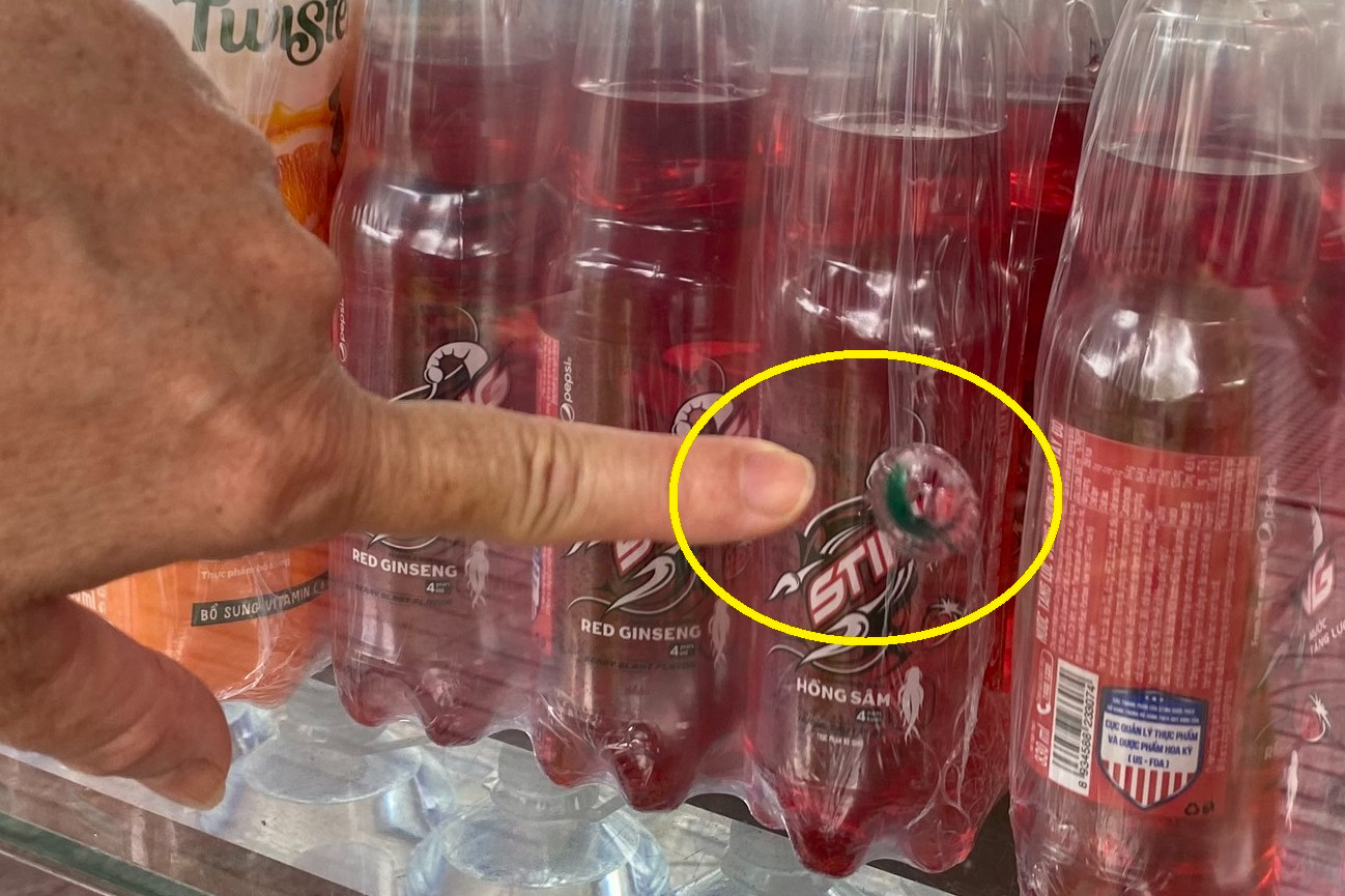 Bi sắt xuyên thủng cửa kính, tủ nước giải khát của người dân. Ảnh: N.T.