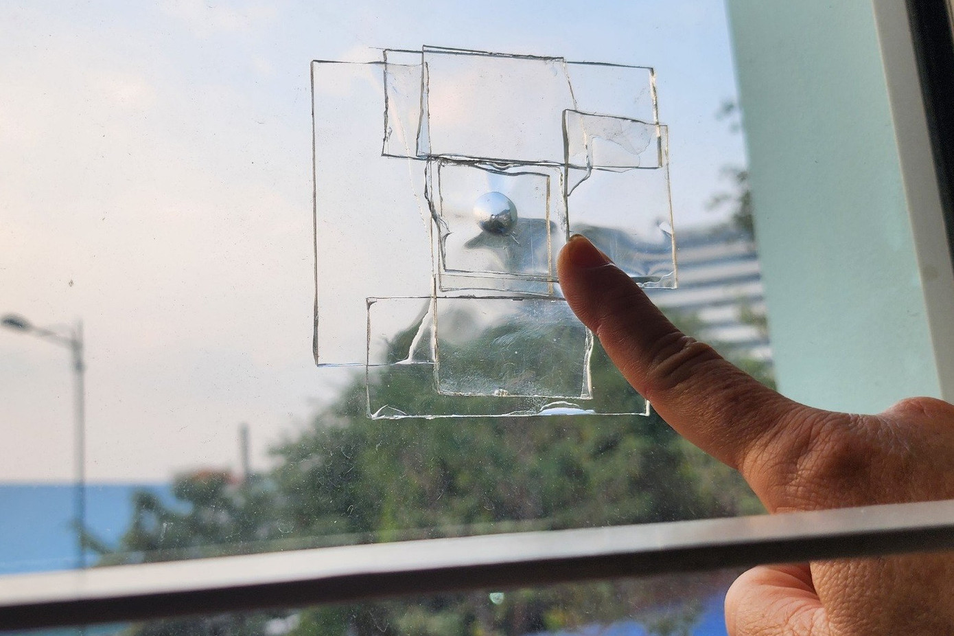 Bi sắt xuyên thủng cửa kính, tủ nước giải khát của người dân. Ảnh: N.T.