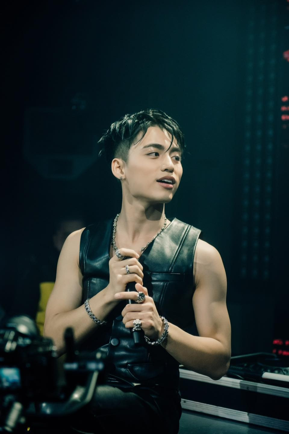 MONO, HIEUTHUHAI và nhiều nghệ sĩ nam ở cả Việt Nam lẫn thế giới bị quấy rối khi đi diễn hoặc trên mạng xã hội. MONO, HIEUTHUHAI và nhiều nghệ sĩ nam ở cả Việt Nam lẫn thế giới bị quấy rối khi đi diễn hoặc trên mạng xã hội.