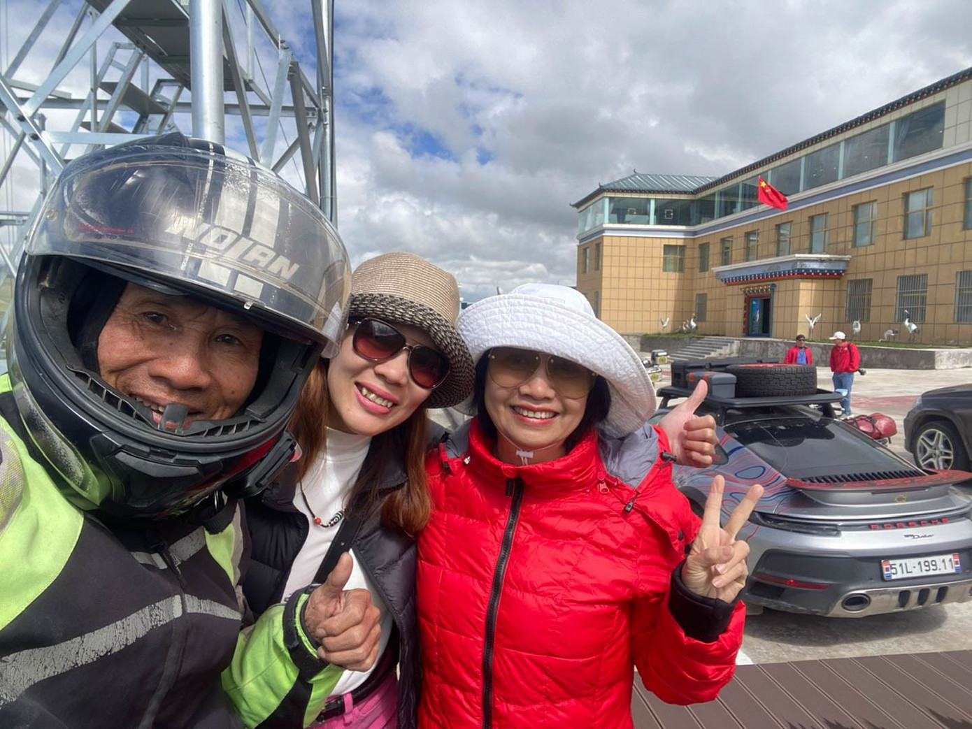 Ông Hùng chụp ảnh kỷ niệm cùng hai thành viên trong đoàn.