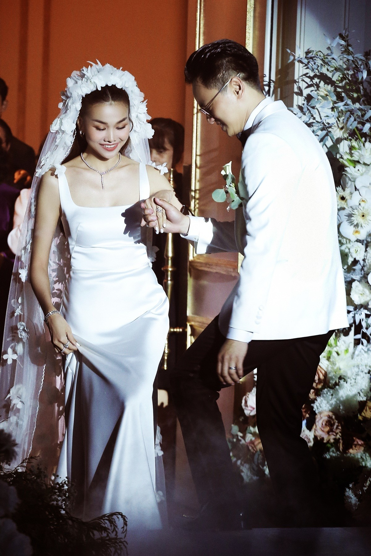 Khoảnh khắc Thanh Hằng được nhạc trưởng Trần Nhật Minh dắt lên sân khấu. Nữ người mẫu xúc động nói: &quot;Tôi không nghĩ có ngày mình mặc váy cưới. Tôi thứ gì cũng có, chỉ còn một nửa là bỏ ngỏ. Tiệc hôm nay cảm xúc dâng trào, tôi cảm nhận được mình vui một thì mọi người vui mười. Tôi trân quý cảm giác đó&quot;.