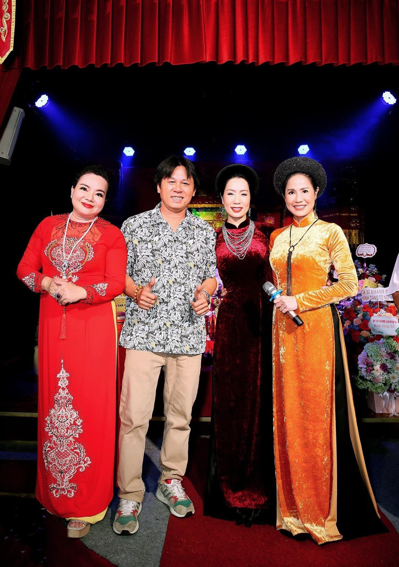 Diễn viên Đào Vân Anh (ngoài cùng bên phải) cúng tổ tại sân khấu kịch Trịnh Kim Chi. Nữ diễn viên gần đây xuất hiện trở lại trước truyền thông. Cô là gương mặt quen thuộc với khán giả màn ảnh nhỏ miền Nam, thời gian dài ít đóng phim vì chuyện gia đình.