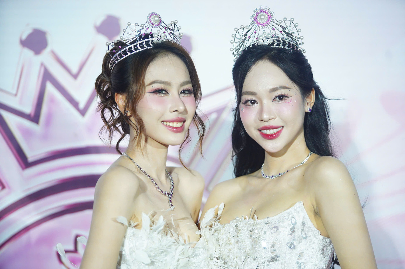 Hai Á hậu Việt Nam chung khung hình với phong cách ton-sur-ton. Kiểu trang điểm và thiết kế cúp ngực phối trang sức cùng tông vương miện giúp Á hậu Ngọc Hằng và Trịnh Thùy Linh tôn làn da trắng.