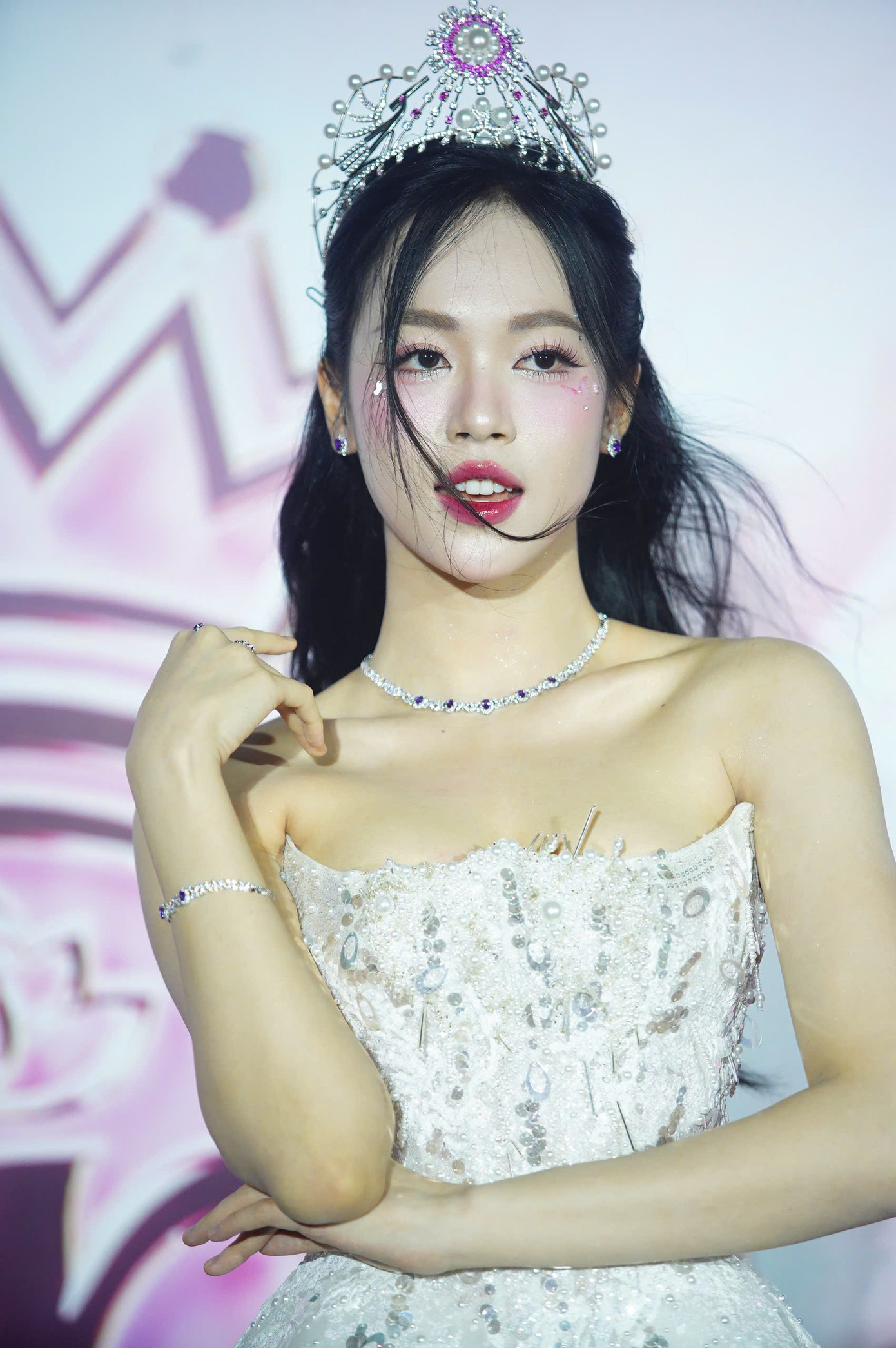 Trên mạng xã hội, khán giả nhận xét Trịnh Thùy Linh ngày càng thăng hạng nhan sắc sau ba năm đăng quang.