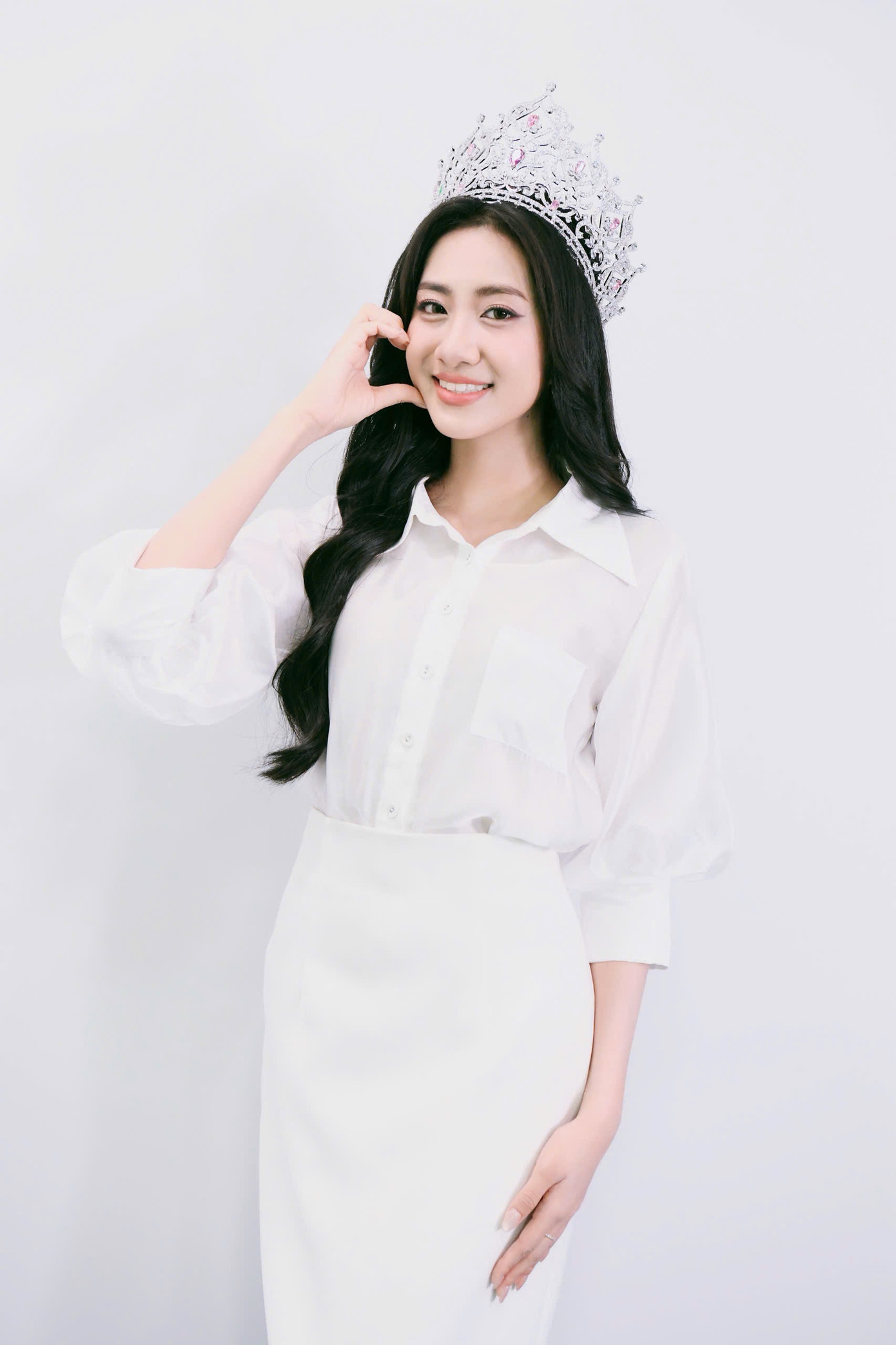 Cận sắc vóc của tân Hoa hậu Việt Nam Hà Trúc Linh. Cô khoe vẻ đẹp tự nhiên trong &quot;nguyên cây trắng&quot;, lối trang điểm và kiểu tóc tối giản.