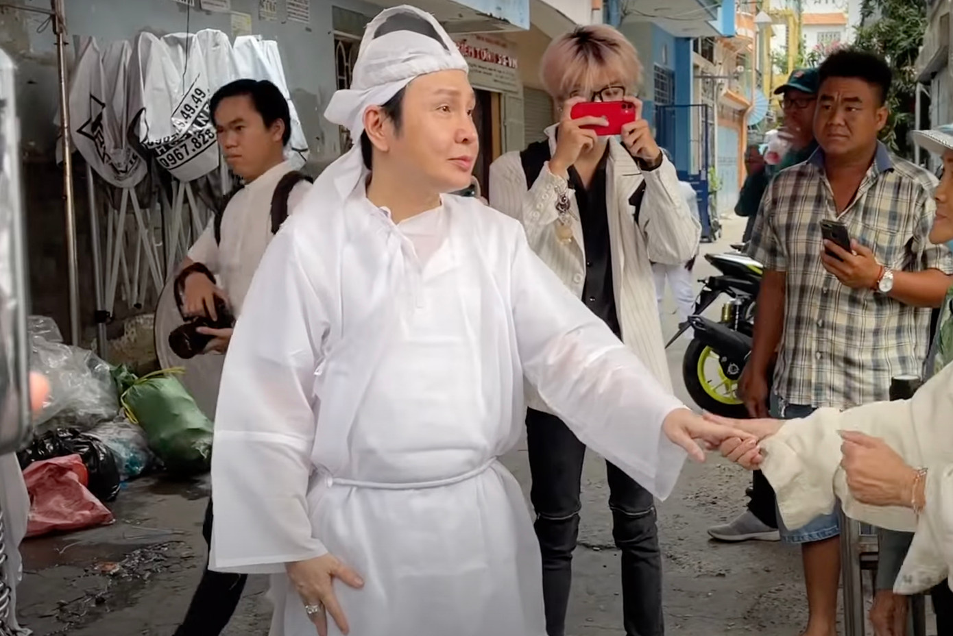 NSƯT Vũ Luân để tang NSƯT Vũ Linh. NSƯT Vũ Luân để tang NSƯT Vũ Linh.