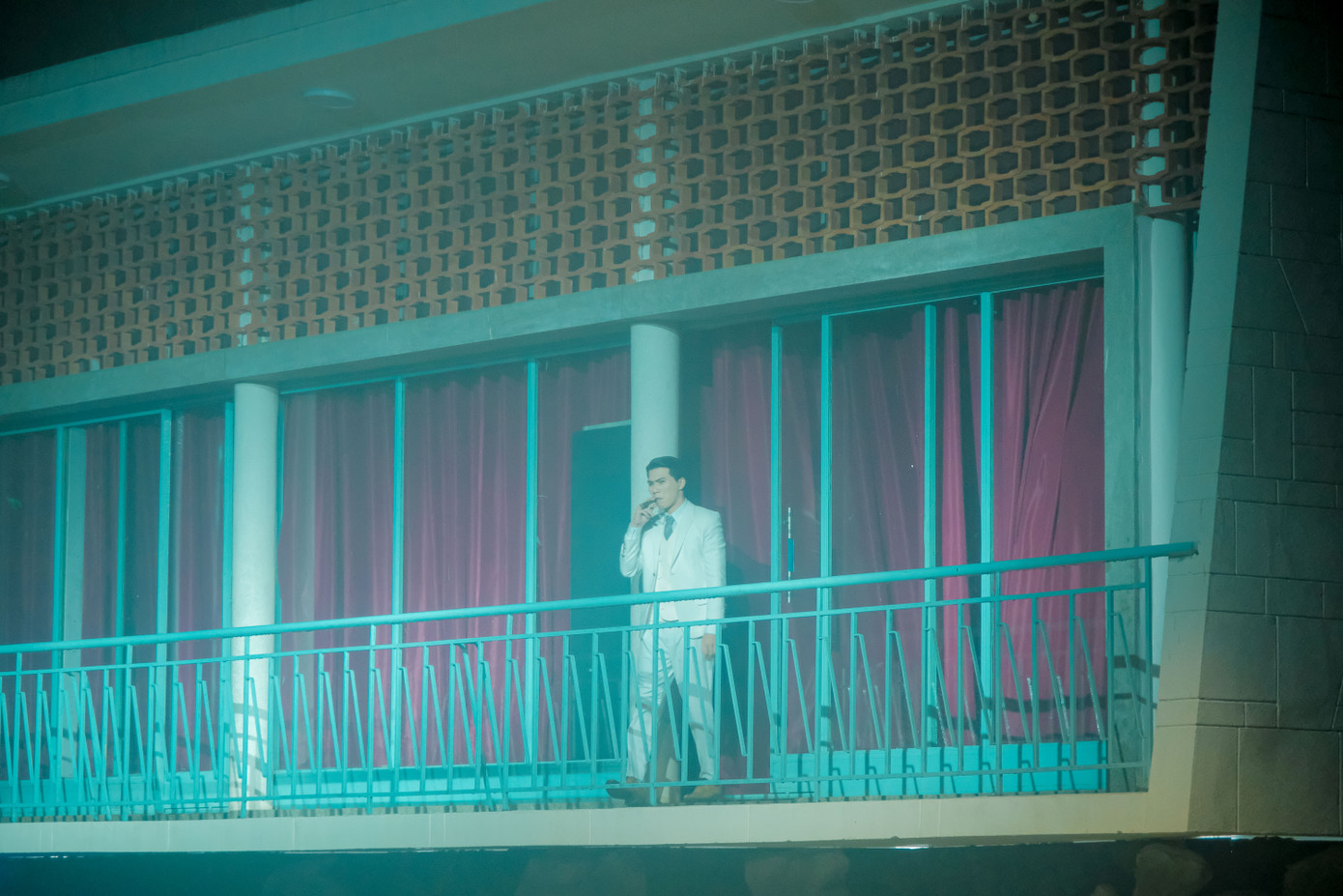 Tiếp nối chuyện tình giữa cô giáo Lê Thị Thảo và sĩ quan Lê Minh Tâm là khung cảnh biệt thự.