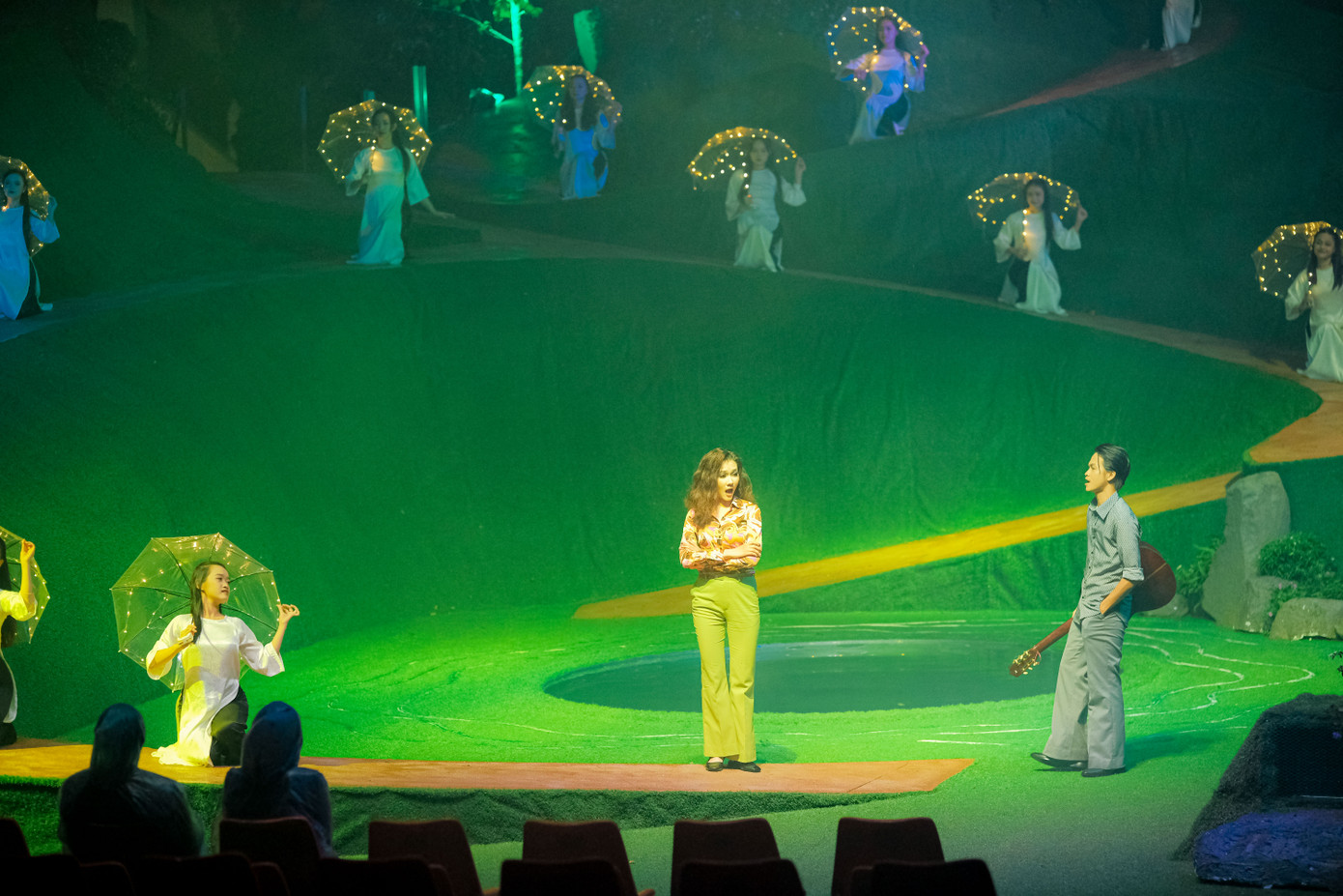 Cũng tại Đà Lạt, tại những con dốc thơ mộng của xứ sở sương mù, thiếu nữ Lê Uyên trót thương chàng nhạc sĩ tài hoa, ươm mầm một đôi tình nhân nghệ thuật, mang lại liên danh Lê Uyên Phương đình đám của làng tân nhạc Việt Nam.