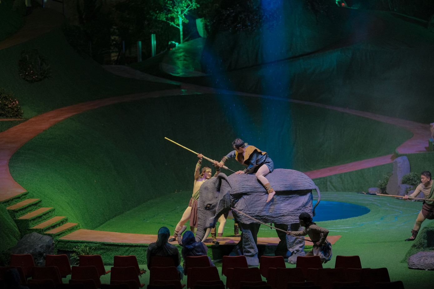 Bên cạnh những câu chuyện mang hơi thở thời đại, khán giả được trở về thời xa xưa. Câu chuyện về mối tình huyền sử truyền đời của xứ Thượng, mối tình Lang - Biang để vẽ nên chân dung Đà Lạt, hình thành nên thành phố nên thơ được người dân cả nước và khách nước ngoài mong muốn đặt chân đến.