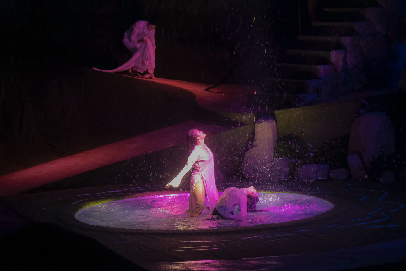 Theo chia sẻ từ ban tổ chức, vở kịch thực cảnh Madame show – Chuyện kể thứ nhất: Những đường chim bay tái hiện những chuyện tình nổi tiếng gắn với Đà Lạt cùng con người, cái tên và giai thoại đã để lại dấu ấn sâu đậm với chính mảnh đất Đà Lạt và cả những ai từng yêu mến nơi này.