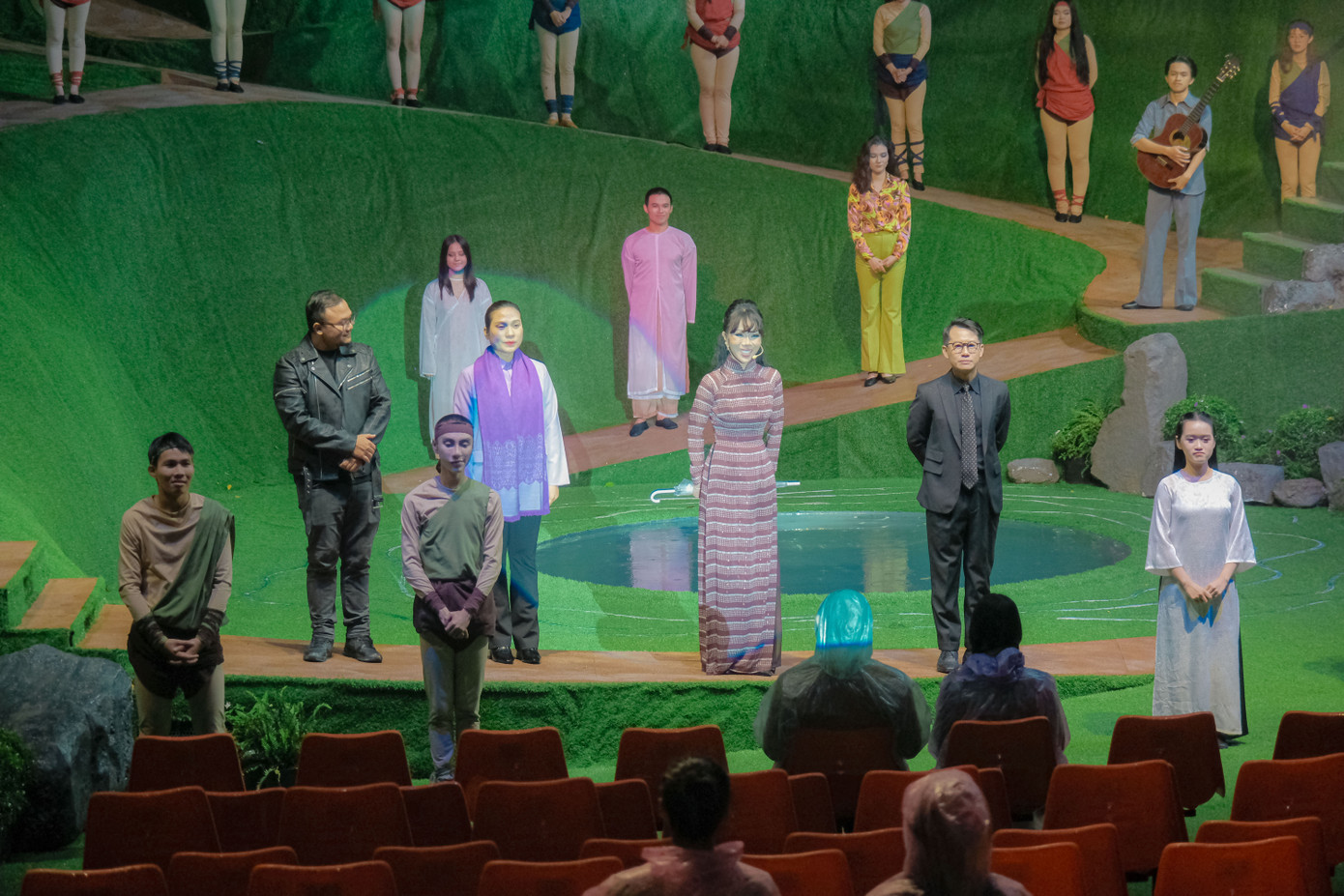 Trong khi đó, giám đốc sản xuất Trọng Khương cho biết 60 phút là thời lượng quá ngắn để kể câu chuyện Đà Lạt thâm trầm. Đội ngũ ê-kíp hướng người tham gia chương trình đi giữa Đà Lạt bằng những chuyện tình, giai thoại nổi tiếng. “Nhóm thực hiện lựa chọn ngôn ngữ thực cảnh sân khấu với mong mỏi gợi nhắc những giá trị cốt lõi kiến tạo nên tinh thần và sức sống của Đà Lạt. Đó là những giá trị tử tế gắn với ký ức của nhiều thế hệ người dân cũng như du khách từng đặt chân khám phá mảnh đất mang tên xứ sở sương mù&quot;, đạo diễn Trọng Khương nói thêm.