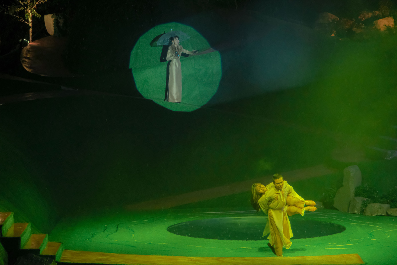 Tối 20/9, vở kịch thực cảnh mang tên Madame Show - Chuyện kể thứ nhất: Những đường chim bay diễn ra tại Madame de Dalat - hay còn được biết đến là biệt điện của bà Trần Lệ Xuân. Với thông điệp &quot;Hãy cho chúng tôi 60 phút, chúng tôi trả lại cho bạn 130 năm&quot;, vở diễn mang lại di sản, giai thoại của thành phố Đà Lạt trong gần hai thế kỷ. Sự góp mặt của chương trình Madame Show nói riêng và những công trình trong khuôn viên Madame de Dalat được kỳ vọng biến Đà Lạt thành điểm du lịch đặc sắc.