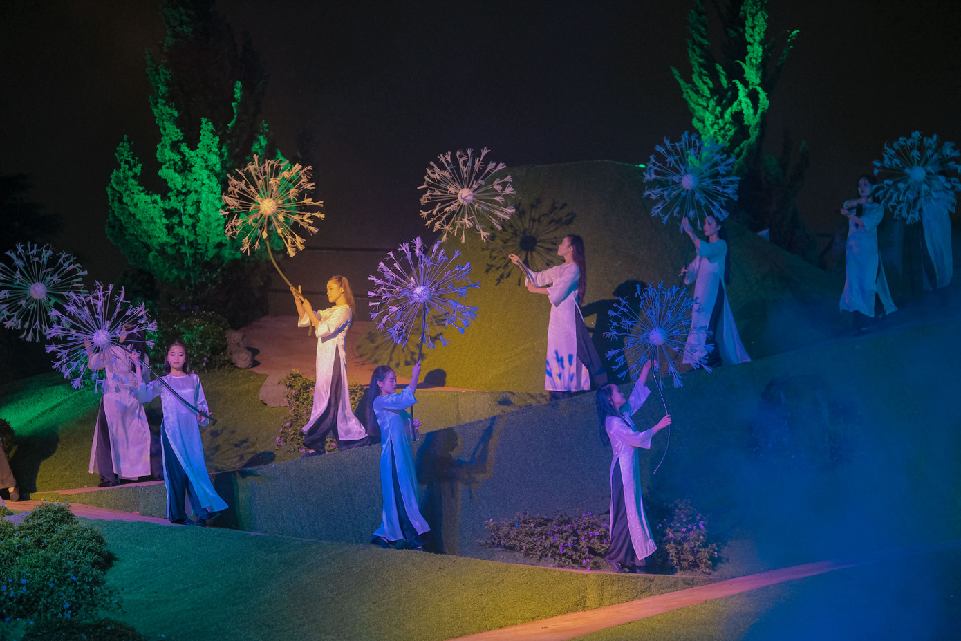 “Madame Show chọn tái hiện cảnh tượng gắn với bất kỳ ai yêu mến Đà Lạt, từ những con dốc bậc thang nổi tiếng gắn với địa danh chợ Âm Phủ, là tiếng rao, những món ăn dân dã làm nên hồn cốt rất riêng của xứ sở sương mù. Đội ngũ mỹ thuật và thi công đặc biệt lấy cảm hứng sân khấu gợi nhắc hai ngọn đồi gắn với truyền thuyết mối tình giữa Lang và Biang.