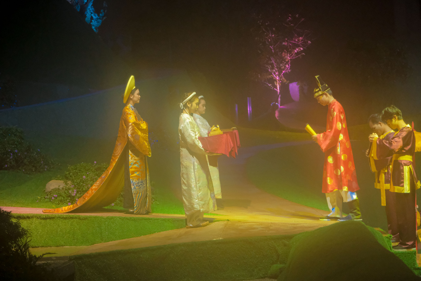 Tại Đà Lạt thơ mộng, sự lặng người của vua Bảo Đại trên bậc thềm Dalat Palace, việc vị vua cuối cùng của Việt Nam gặp gỡ Nguyễn Hữu Thị Lan và đem lòng yêu say đắm, để câu chuyện về Nam Phương hoàng hậu lưu truyền đến nhiều đời sau.