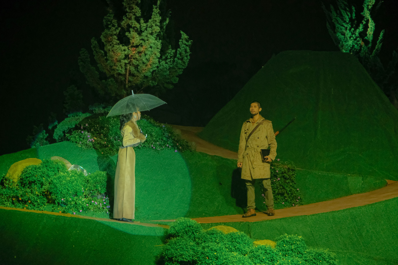 Madame Show mở đầu với chuyện tình ai oán của Mai Nương và Hoàng Tùng của thế kỷ 18, kết nối với câu chuyện bi đát giữa cô giáo Lê Thị Thảo và sĩ quan Vũ Minh Tâm.