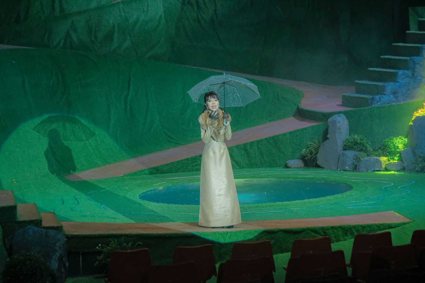 Thông qua cách kể ai oán của Trác Thúy Miêu, cộng hưởng khung cảnh hoành tráng đặc trưng của kịch thực cảnh, khán giả cảm nhận được nhiều chuyện tình bi đát từng diễn ra tại nơi nên thơ như Đà Lạt.