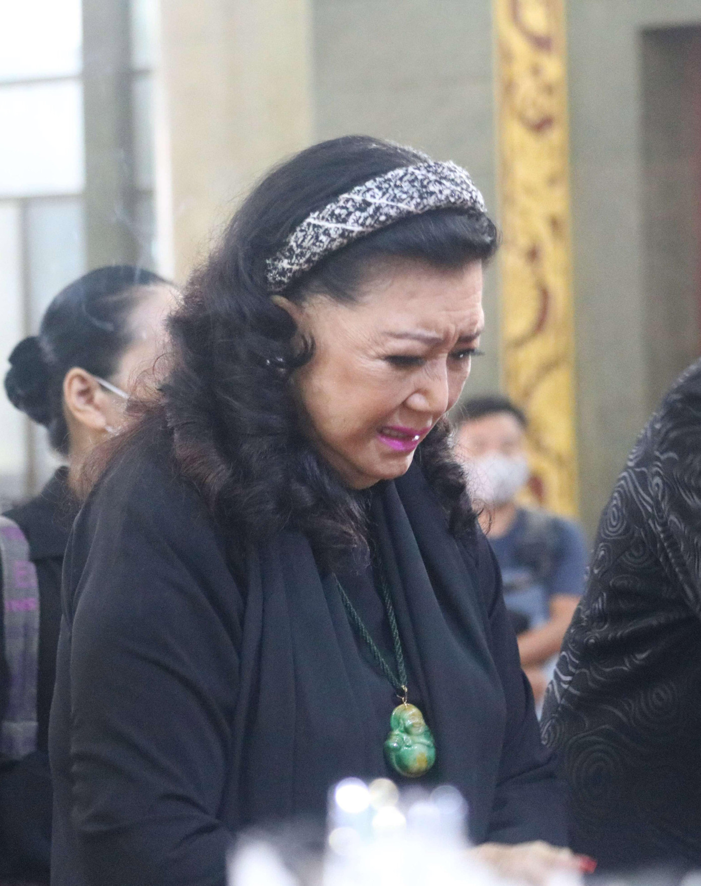 NSND Kim Cương không giấu được nỗi xúc động khi đến viếng bạn thân. Kỳ nữ Kim Cương chia sẻ sức khỏe hiện tại của bà vẫn còn yếu. Bà đau buồn khi người bạn từng gắn bó suốt mấy mươi năm đã ra đi vĩnh viễn. "Một phần cơ thể tôi như chết đi khi Hằng qua đời. Tôi xin làm trong ban tổ chức lễ tang cho Hằng dù sức khỏe yếu", bà nói.