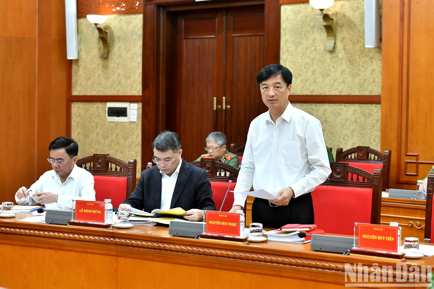 Đồng chí Nguyễn Duy Ngọc, Bí thư Trung ương Đảng, Chánh Văn phòng Trung ương phát biểu tại cuộc họp.