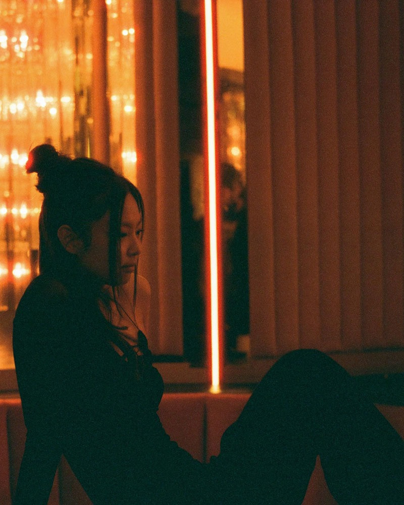 Trong phân đoạn đối thoại với The Weeknd, Jennie (BlackPink) diện mẫu váy cut out của thương hiệu Nensi Dojaka trị giá 466 USD.