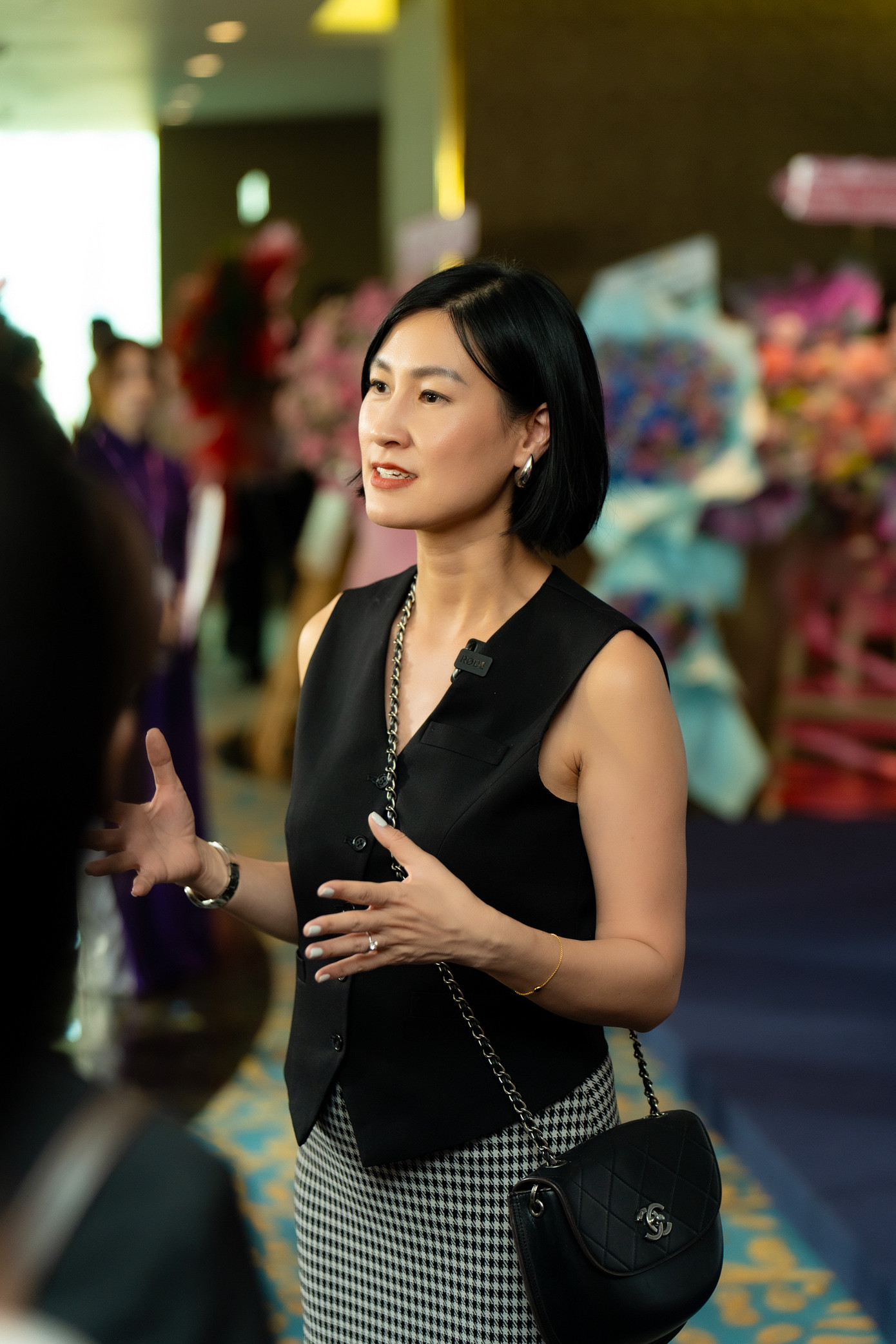 Diễn viên, nhà sản xuất Kathy Uyên, Hoa hậu Ngọc Châu tại buổi ký kết. Diễn viên, nhà sản xuất Kathy Uyên, Hoa hậu Ngọc Châu tại buổi ký kết.