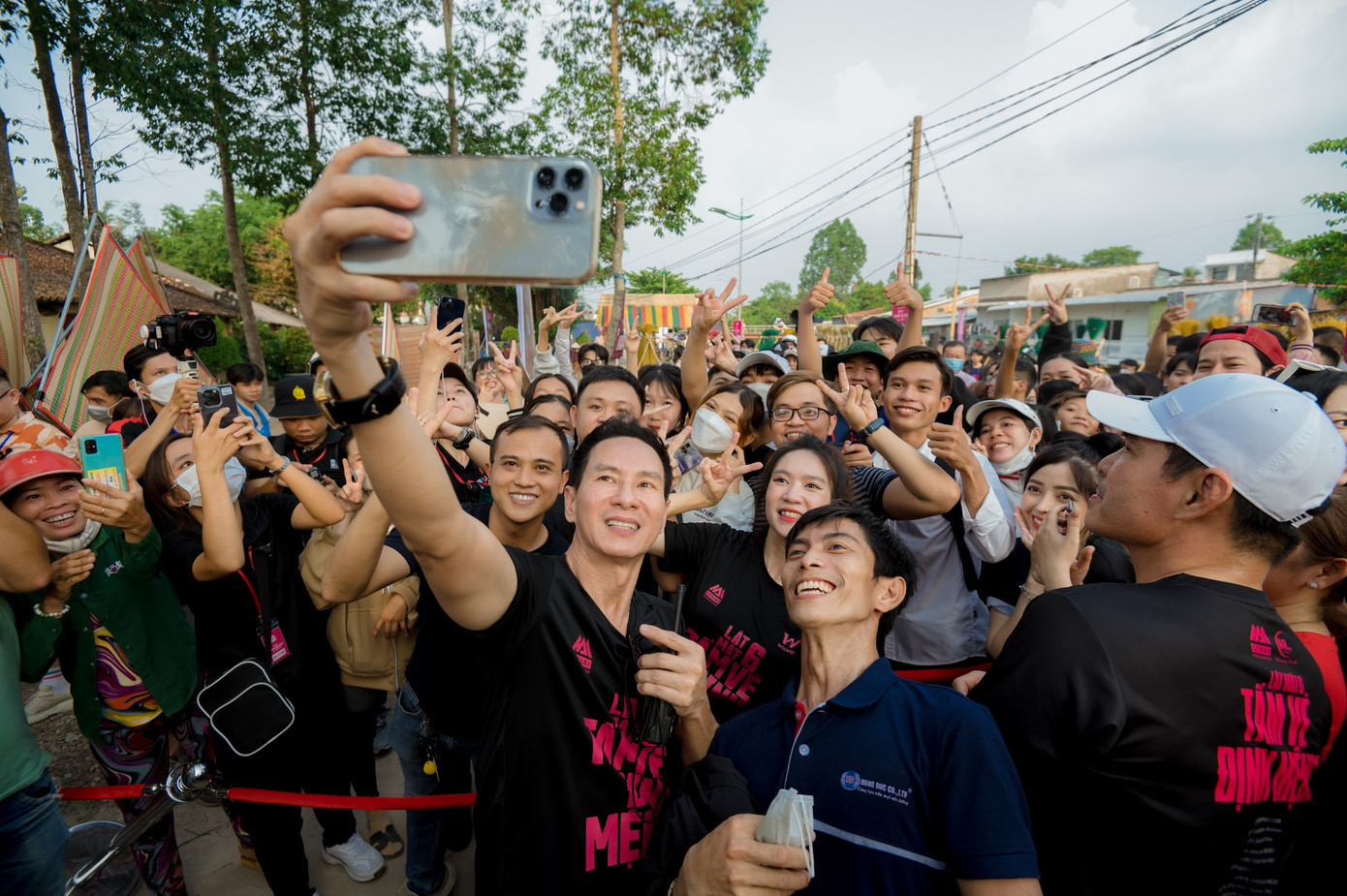 Khán giả vây kín Lý Hải tại suất chiếu tri ân người dân Định Yên, Đồng Tháp. Khán giả vây kín Lý Hải tại suất chiếu tri ân người dân Định Yên, Đồng Tháp.