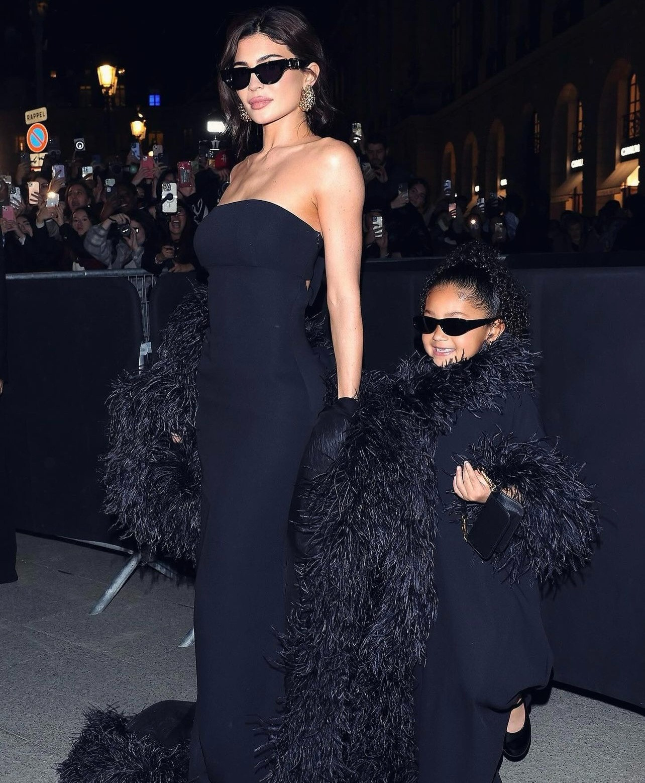 Đến show diễn của Valentino, Kylie Jenner chọn phong cách Hollywood cổ điển. Tại tuần lễ thời trang, cô chọn thiết kế gợi cảm nhưng giữ được nét sang trọng.