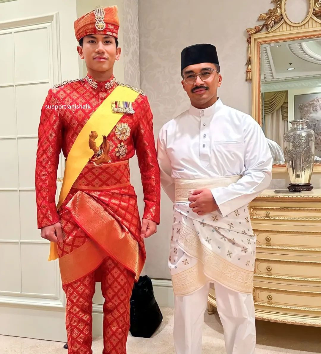 Trong buổi lễ ngày 11/1 tổ chức tại Nhà thờ Hồi giáo Sultan Omar Ali Saifuddien, thủ đô Bandar Seri Begawan, Brunei, Hoàng tử Mateen và vợ mặc trang phục truyền thống đỏ, đầu đội mũ làm bằng vàng. Sắc vóc cô dâu nhận nhiều lời khen ngợi.